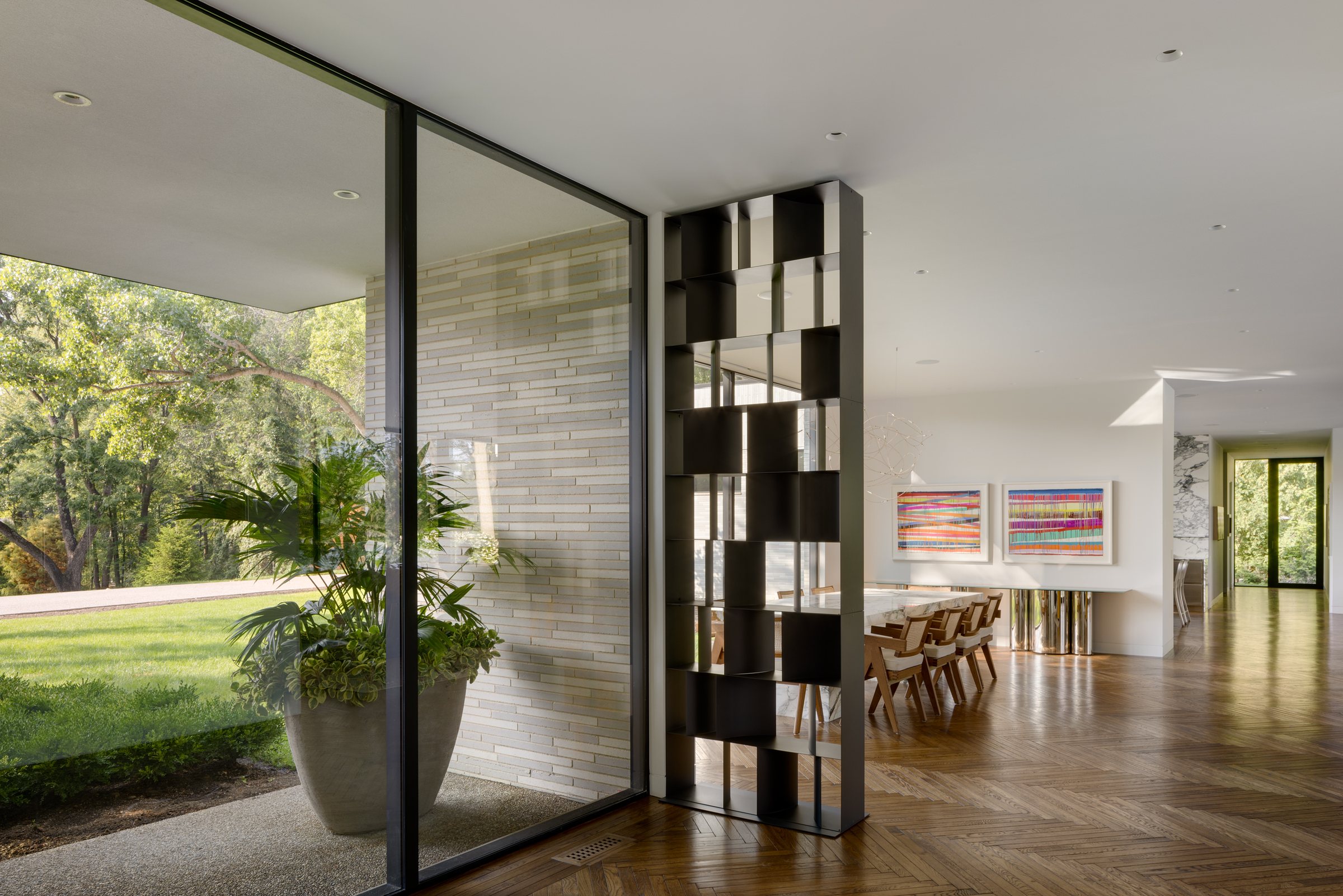 Entry with a sculptural screen and a wall of glass to the lawn