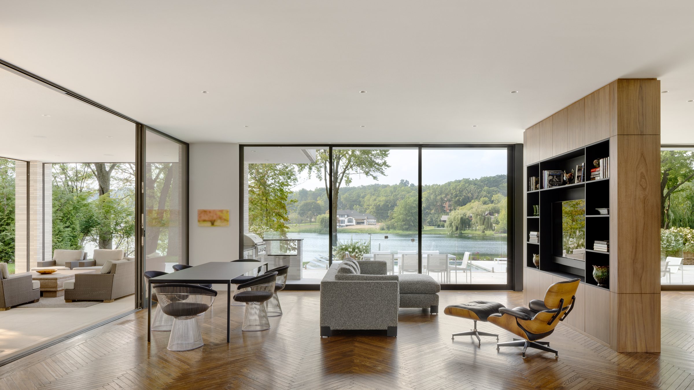 Living room with floor-to-ceiling glass to the lake