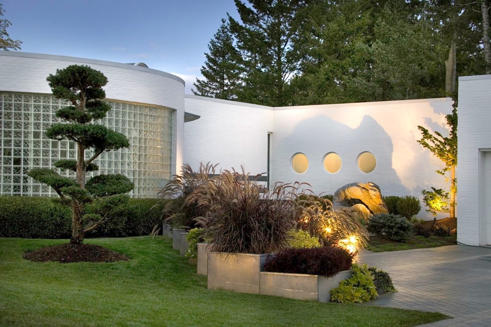 Archive 010: curved white walls and glass block, an early contemporary home